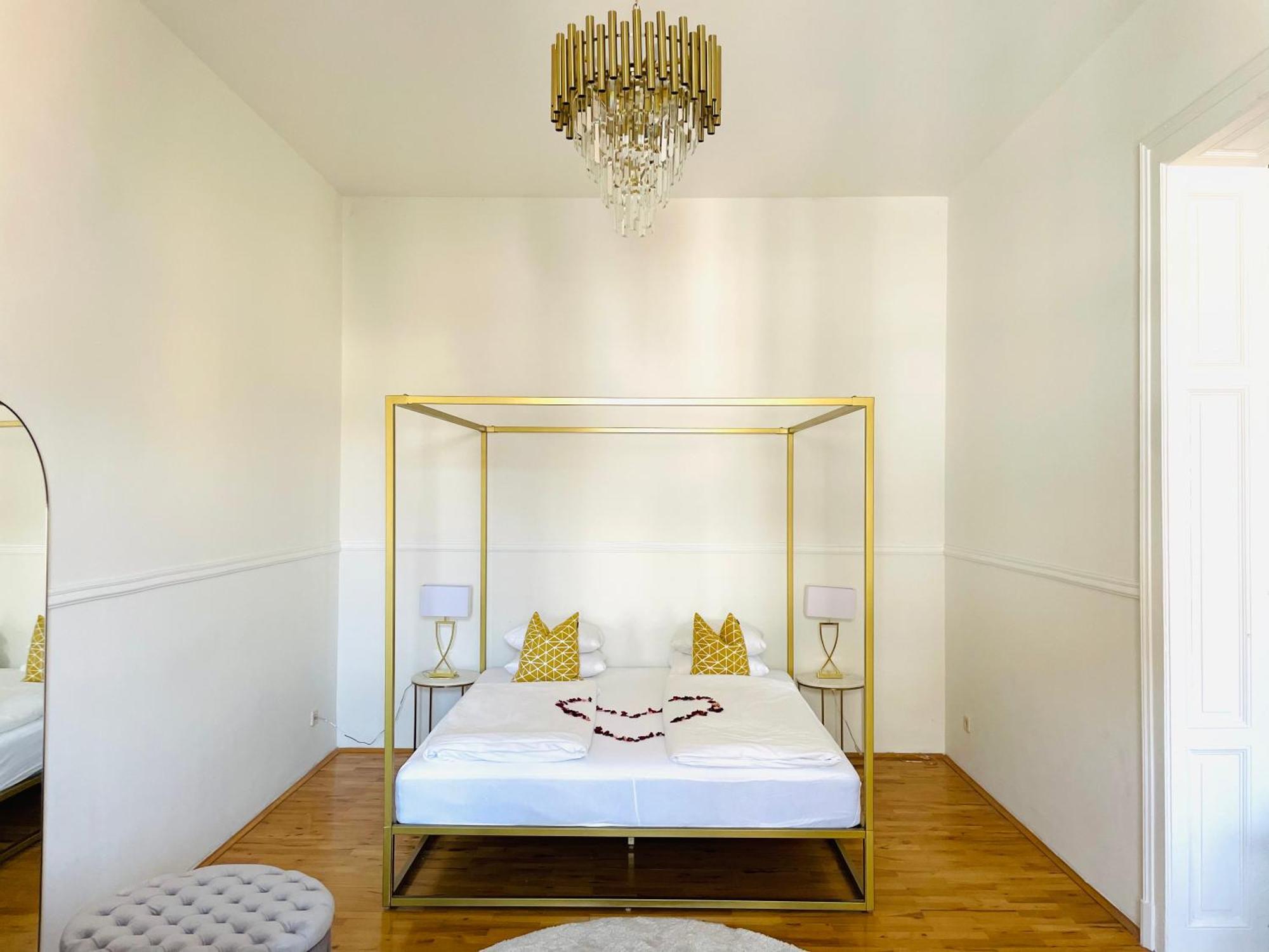 Apstay City Center Deluxe ǀ Free Parking ǀ Self Check-In Graz Bagian luar foto